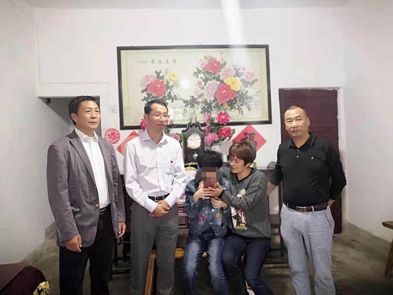 主題教育正當(dāng)時 志愿服務(wù)暖民心——區(qū)城建投公司黨支部開展志愿服務(wù)、點亮“微心愿”黨日活動