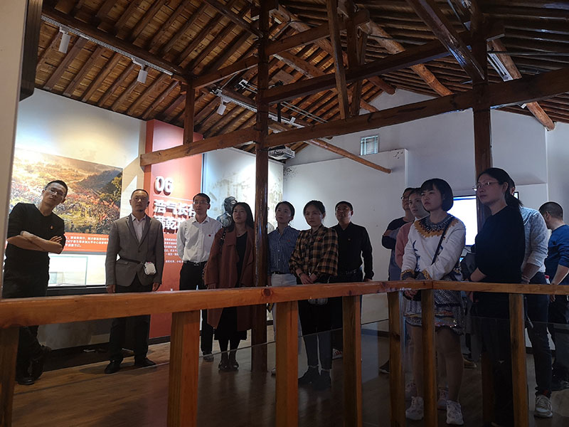 區(qū)城建投黨支部開展革命傳統(tǒng)教育“緬懷先烈、重溫誓詞”主題黨日活動(dòng)