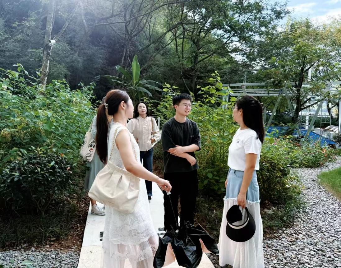 實(shí)地研學(xué)促提升 謀劃發(fā)展啟新程—昱城文旅公司黨支部開展“循‘雙村’賦能跡，謀文旅發(fā)展篇”主題黨日活動